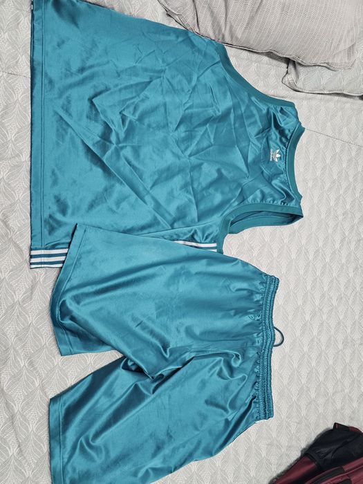 Compleu adidas deosebit