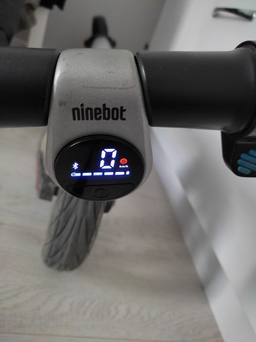 Продам самокат Ninebot ES1