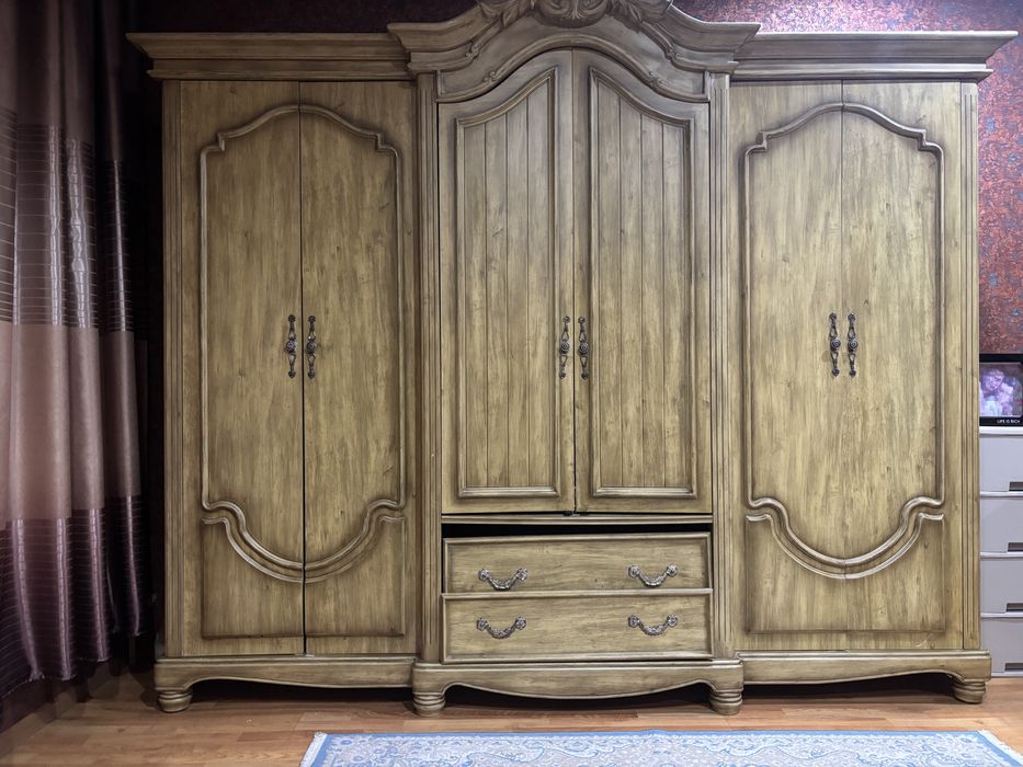 Продам шкаф б/у . В среднем состаянии