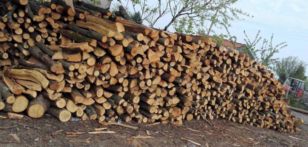 Продавам Дърва за огрев и подпалки.