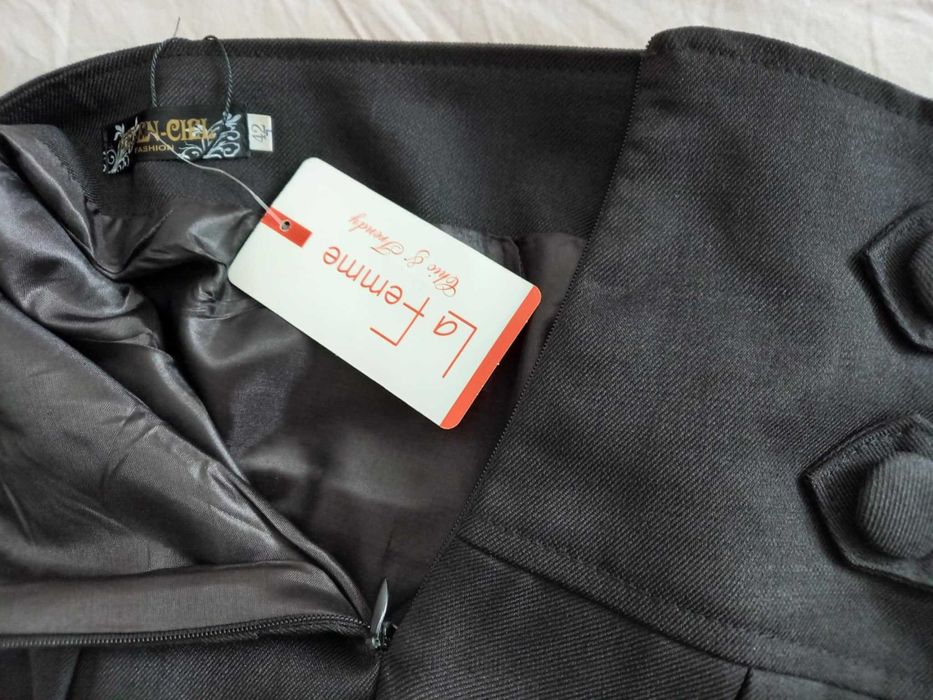 Fusta neagra noua scurta cu pliuri 42 un nasture cazut dar disponibil