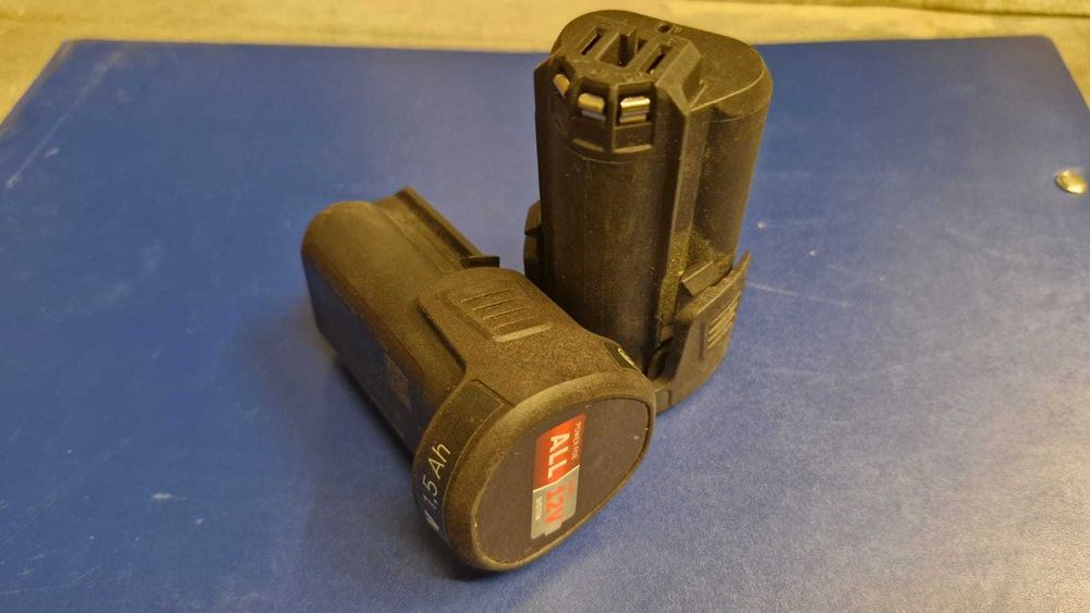 Bosch Acumulator 12V 1,5Ah Li-Ion (250 lei) si Bosch PBA 18v 2,5A (150 lei )