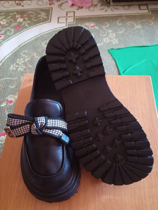 Женская   обувь размер 37.