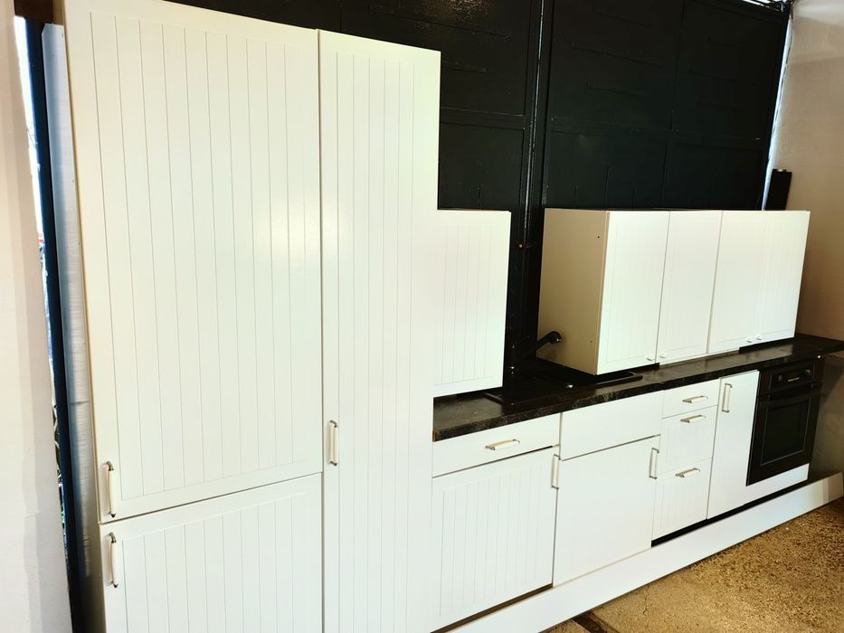 Mobilă de bucătărie albă cu fronturi din MDF stil Landhaus