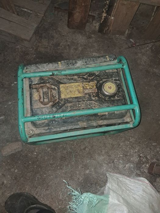 Продам бензиновый генератор