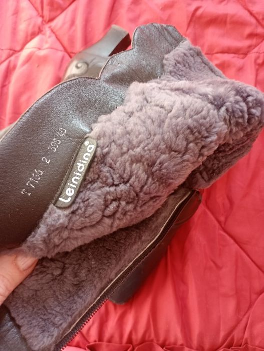 Продам зимние натуральные сапоги.