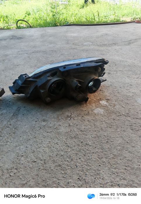 Toyota Avensis фары