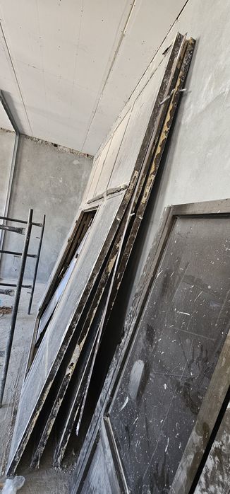 Akfa eshik romlar sotiladi b/u oynalari Bilan holati yaxshi 4 ta Dona