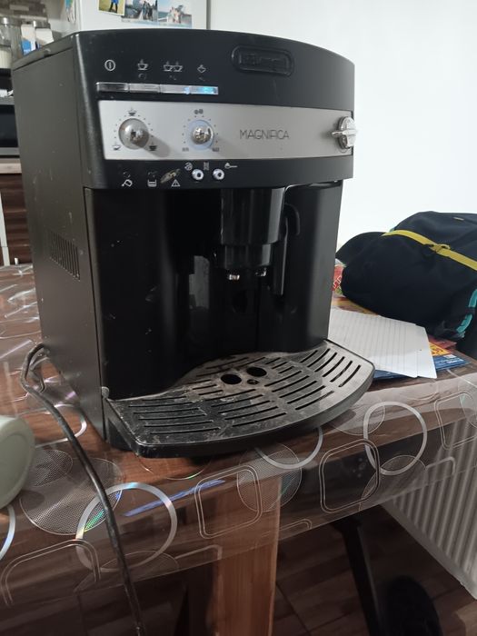 Vând mașină de cafea delonghi magnifica