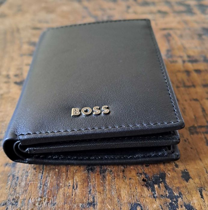 портфейл Hugo Boss БОС от естествена кожа, черен, тройно сгъваем, с капак и отделение за монети