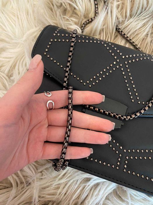 Черна чанта с метални капси и верижка