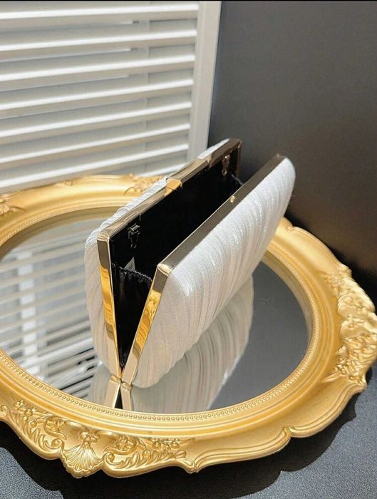 Чисто нова сребриста чанта клъч