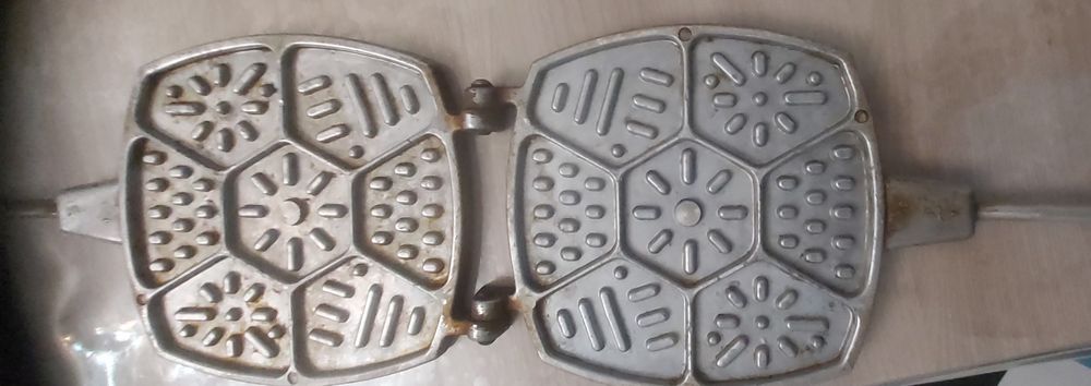 Формы для печенья и орешница