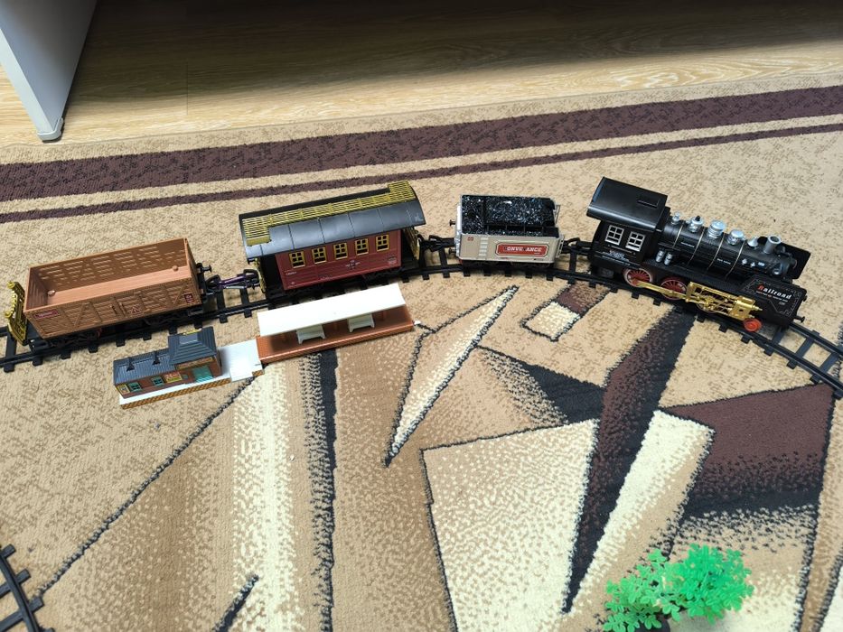 Поезд с тремя вагонами. В упаковке.