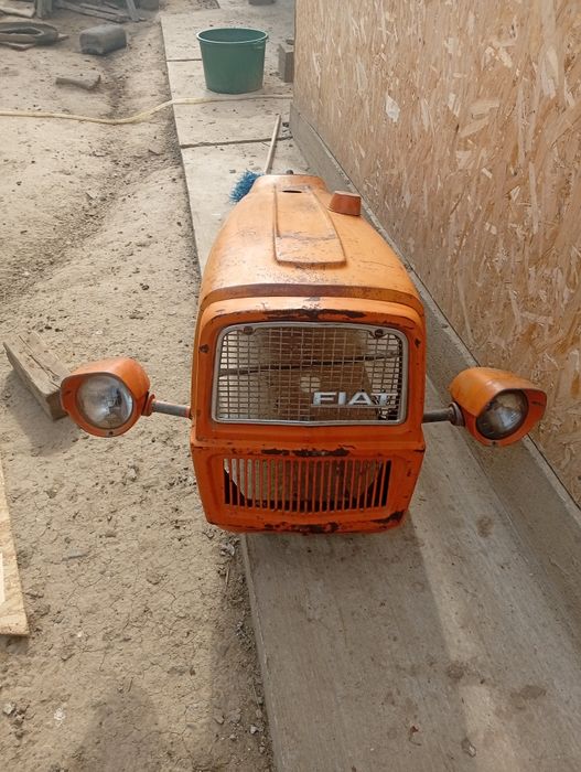 Vind capotă fiat 215,stare uzat dar bune de a mai fi folosite