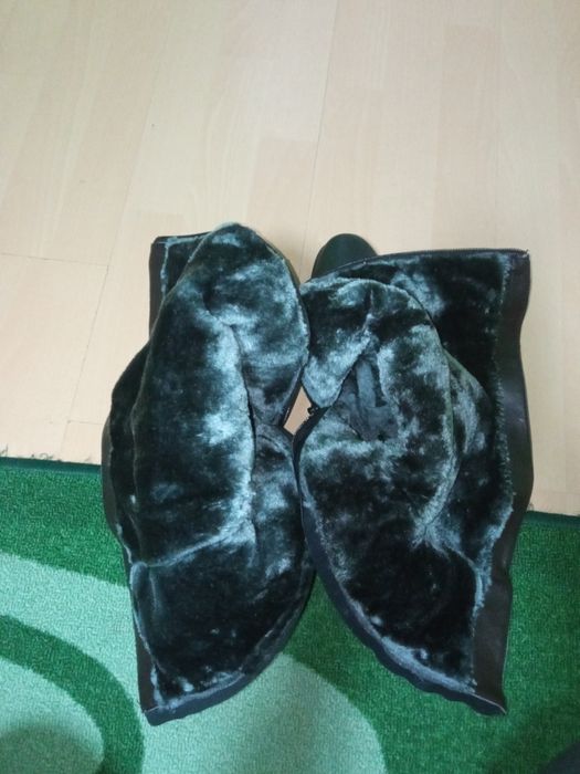 Много топли черни ботуши