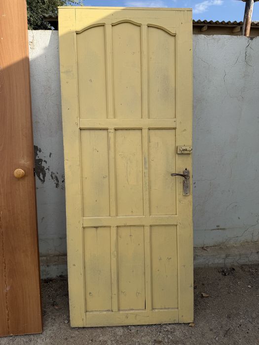 Есік сатылады. 60*80 өлшемдегі. Топса, ручкасымен
