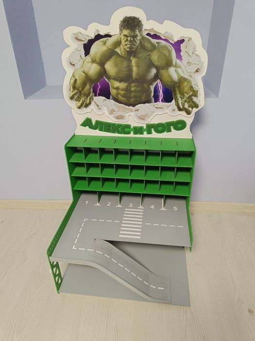 Писта с гаражи, подходяща за колички Hot wheels и по-големи