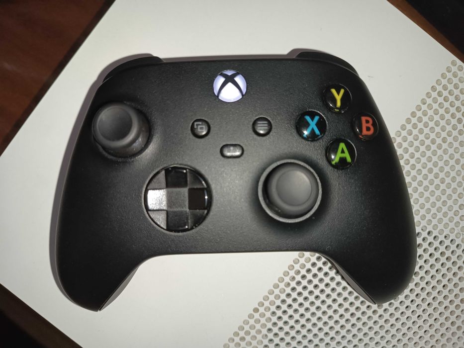 Xbox One S 500GB с 1 джойстик и диск