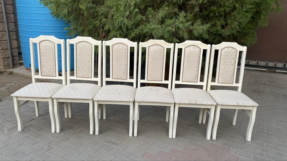 Деревянные стулья