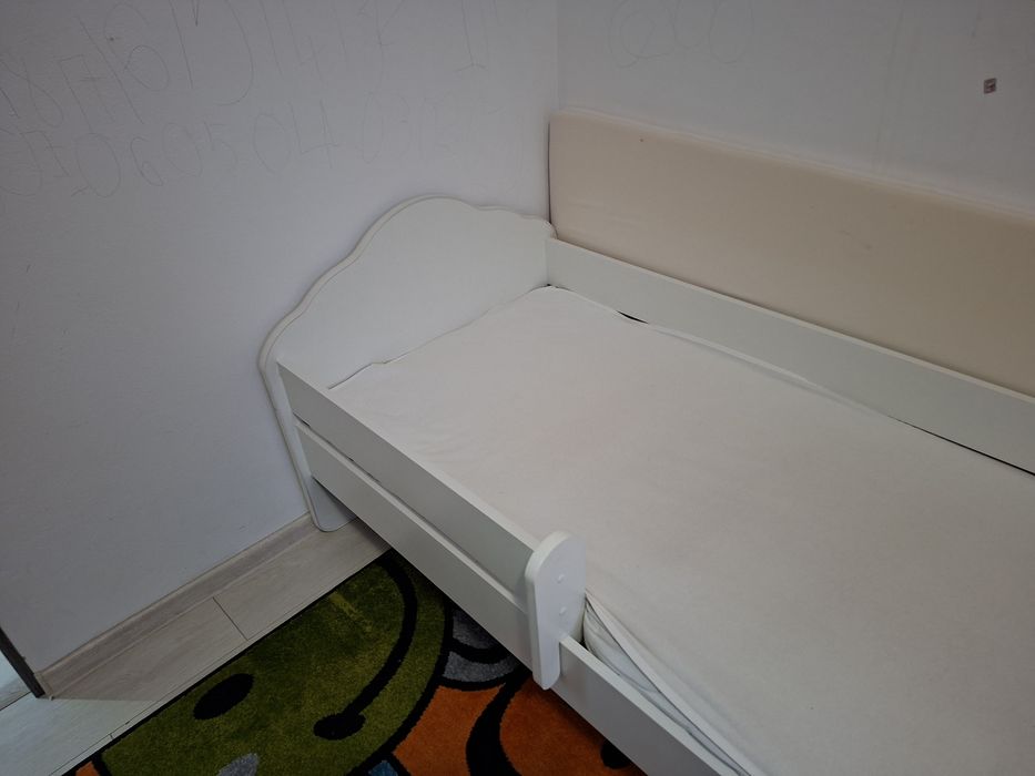 Pat pentru copii, cu o balustrada dimensiune 140x70, saltea  inclusa