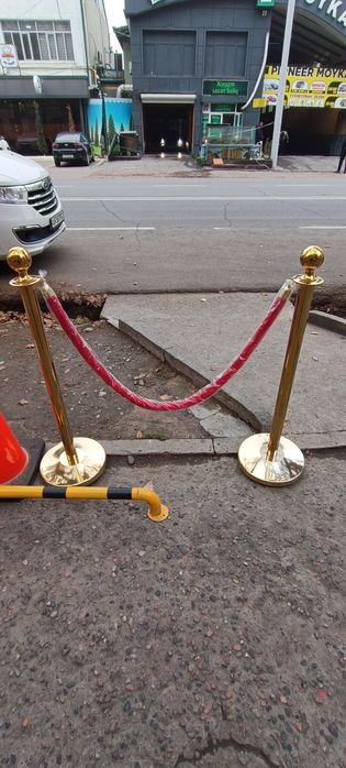 Стойка с канатом 300 000 сум