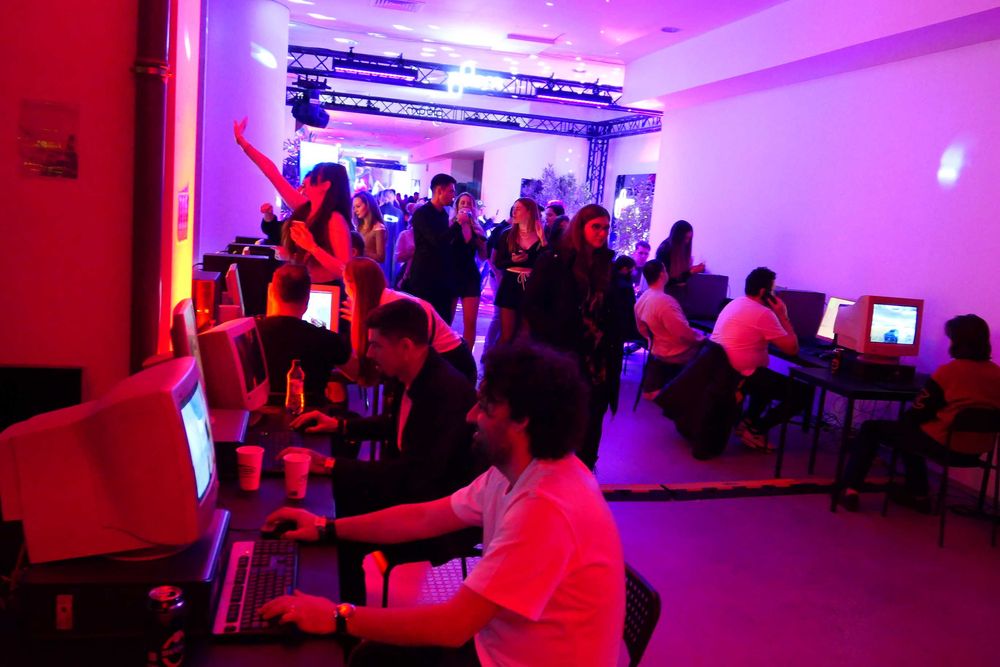 Inchiriere PC Vechi Retro Tech Host Events Pereti de TV Televizoare Eveniment Divertisment CRT Bar Frigider Mobilier Jocuri Romanesti HC CIP Z80 Atari