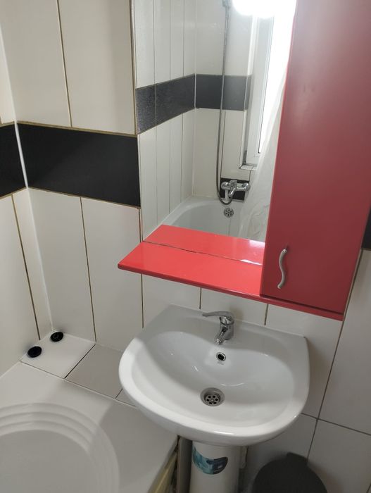Închiriez Garsoniera la curte