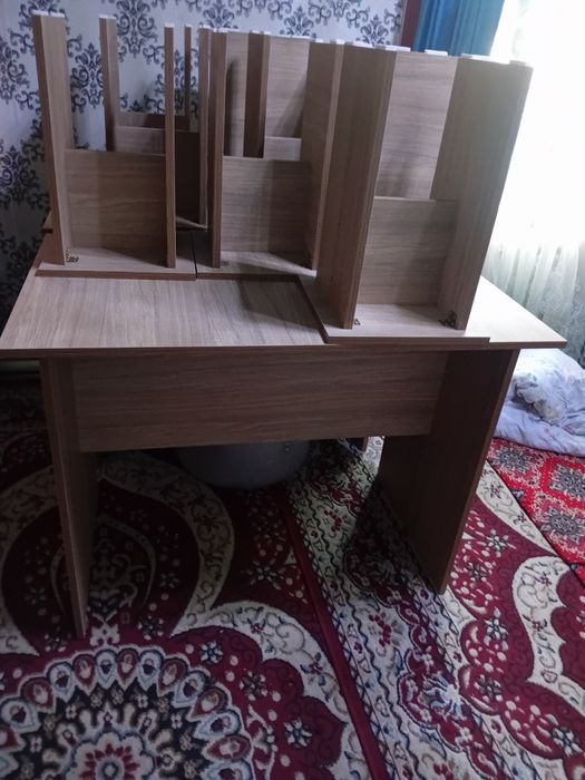 Стол стульяларымен бирге сатылады