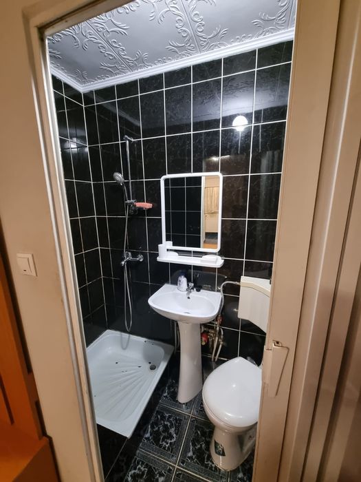 Vand garsoniera parter zona Liceul Emanuel