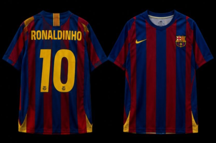 Vând tricou retro cu Barcelona Ronaldinho 10