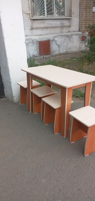 Кухонный стол 4 табуретки