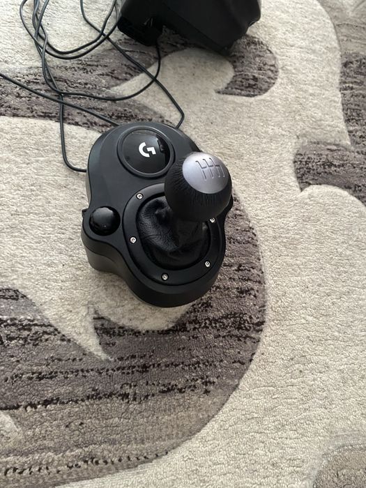 Vand volan logitech+ schimbator+ 2 jocuri fainee
