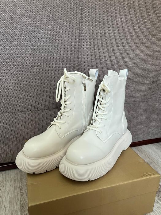 Продам ботинки бежевые