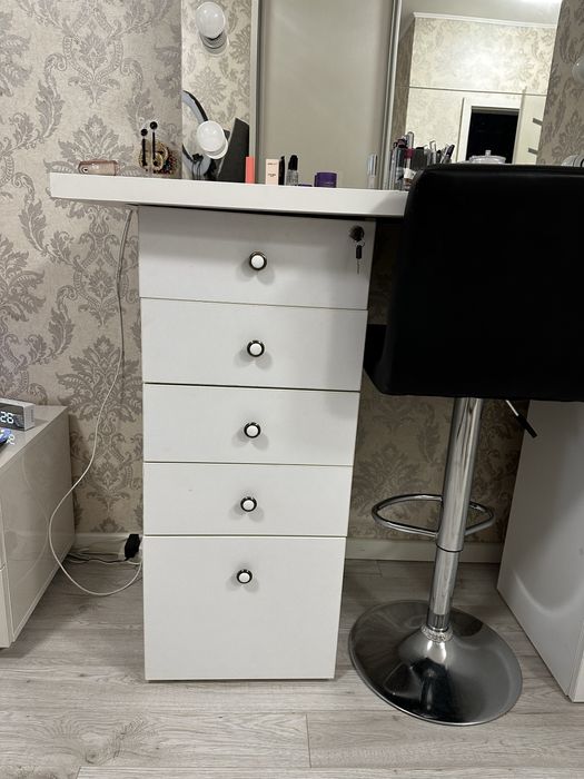 Vand masa de makeup si oglinda cu becuri