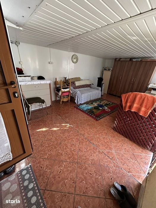 De vanzare casa in Roman cu 4 camere, suprafata de 230mp, 92.000euro