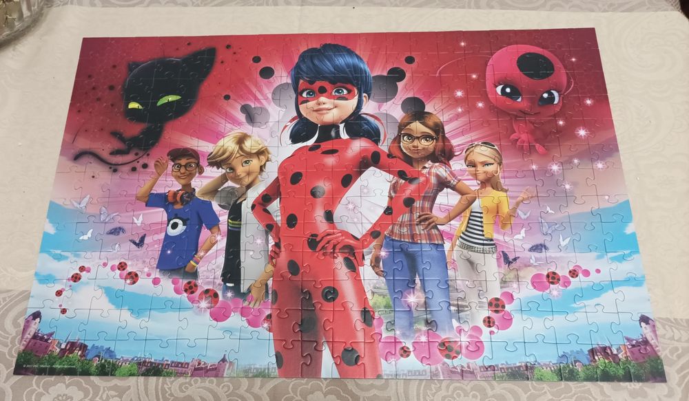 Продавам пъзел,раница,чанта за момиче с Калинката и Черния Котарак