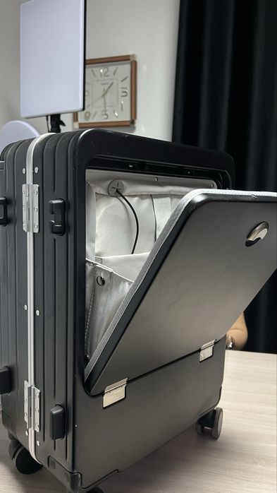 Чемодан для ручной клади