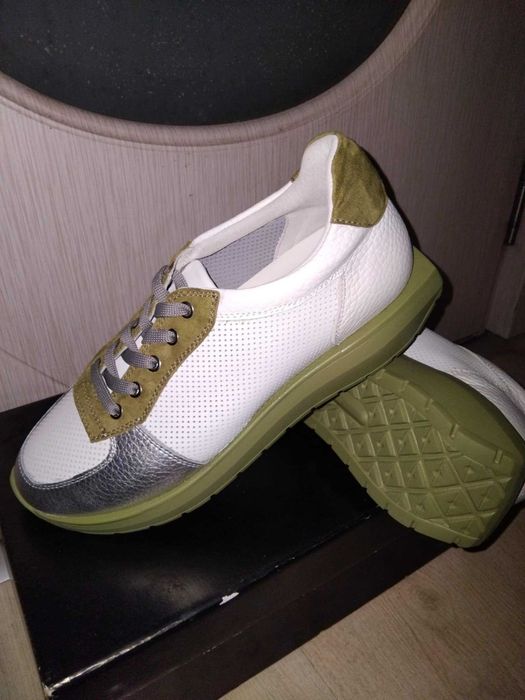 Дамски спортни обувки