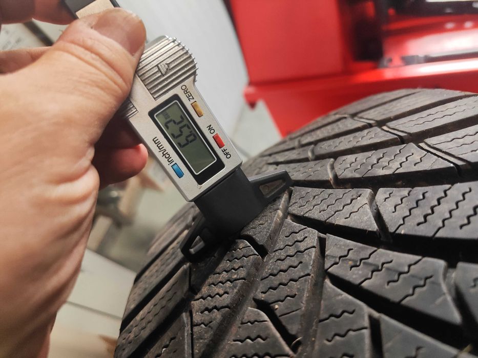 2бр.зимни гуми 235/55/18 Semperit