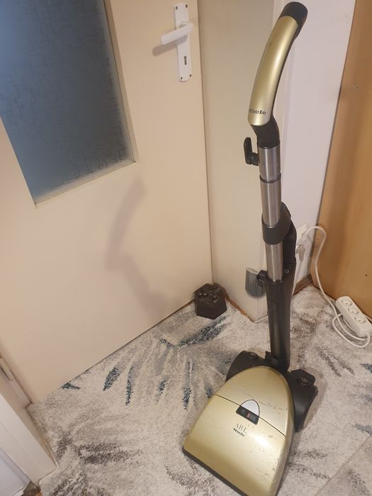 Aspirator Miele Art funcțional cu 16 saci