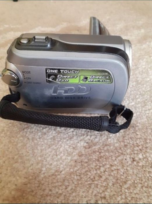 Vând camera video JVC