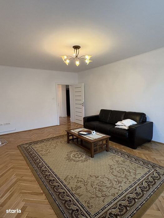 Apartament cu 4 camere, garaj , beci, pod și 3 balcone