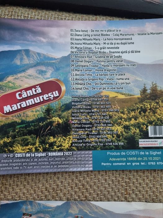 Vand câteva coperți de cd -uri si doua de casete