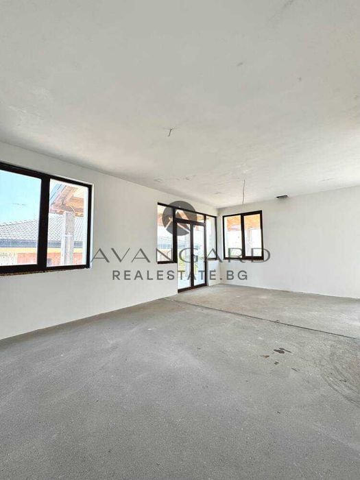 оф.23377 Самостоятелна къща с двор/с.Брестник