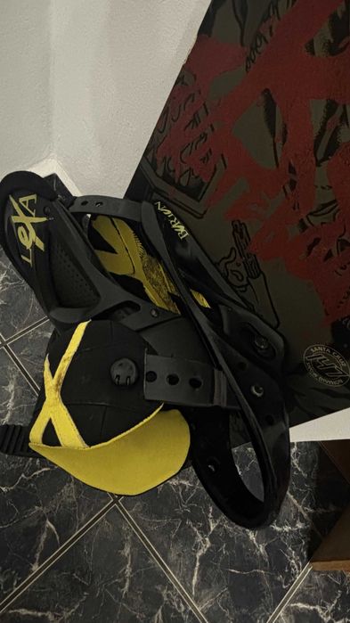 Vând snowboard 147 cm cu legături Burton Lexa și husă Northwave