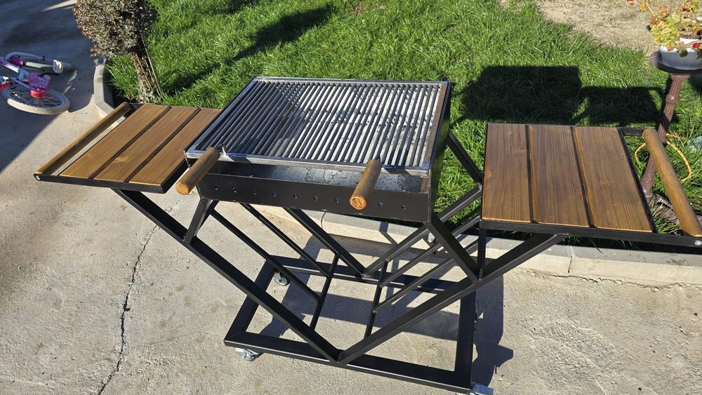 Gratar din fier cu inserții de lemn