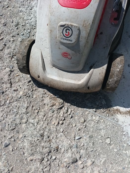 Vând masina de tuns iarba