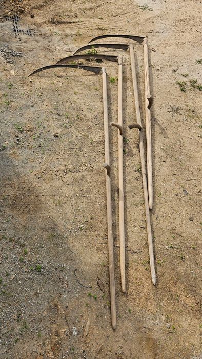 Дървени колела от каруца, вили, сърпове и още дървени инструменти