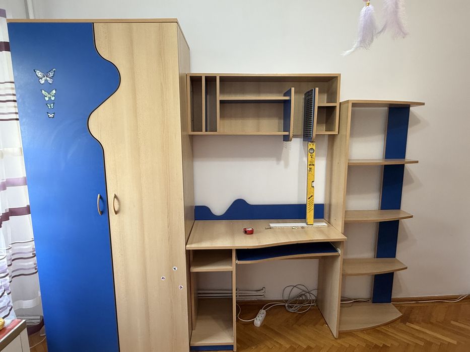 Dulap haine cu birou si rafturi